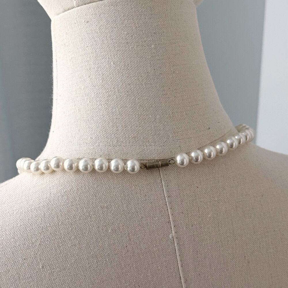 Vintage Ivory White Faux Pearls Short 18” Necklace Estate Classic Timeless - Picture 4 of 5